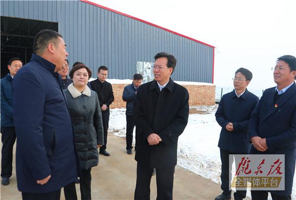 贠建民在華池縣五蛟鎮(zhèn)調研產(chǎn)業(yè)發(fā)展工作時強調 推動產(chǎn)業(yè)扶貧向產(chǎn)業(yè)振興轉變 讓發(fā)展成效更多惠及農(nóng)民群眾