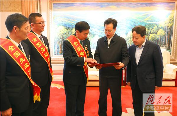 慶陽市3名全國勞動模范和先進工作者載譽歸來！贠建民盧小亨親切會見