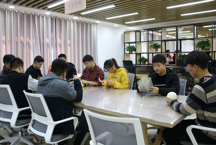 介子路社區(qū)360大學(xué)生社會實踐基地科創(chuàng)空間。  本報記者  盤小美  攝 