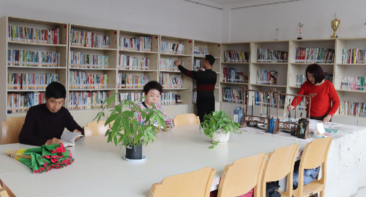 居民在社區(qū)城市書吧看書、繪畫。  通訊員  郭芳  攝  