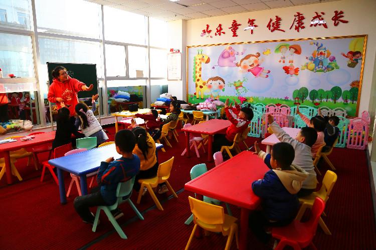 麗景幼兒園學(xué)生在合水東路社區(qū)的“四點(diǎn)半課堂”做互動游戲。  通訊員  翟娜娜  攝  