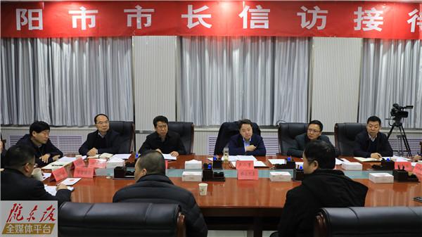 盧小亨在開展信訪接待活動時(shí)強(qiáng)調(diào) 把來訪群眾當(dāng)家人 把群眾事情當(dāng)家事 用心用情用力做好信訪工作