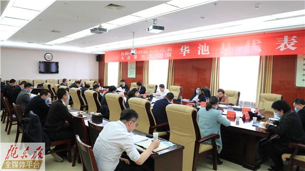 盧小亨在參加華池縣代表團審議時強調(diào) 弘揚南梁精神 傳承紅色基因 努力建設(shè)黨風正民風淳生態(tài)美環(huán)境優(yōu)產(chǎn)業(yè)興百姓富治理好社會穩(wěn)的新華池