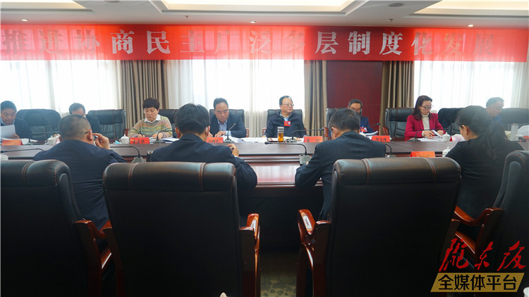 李銀在參加市政協(xié)四屆五次會議分組討論時強調(diào) 把握新方位 擔當新使命 為加快建設(shè)幸福美好新慶陽獻計出力