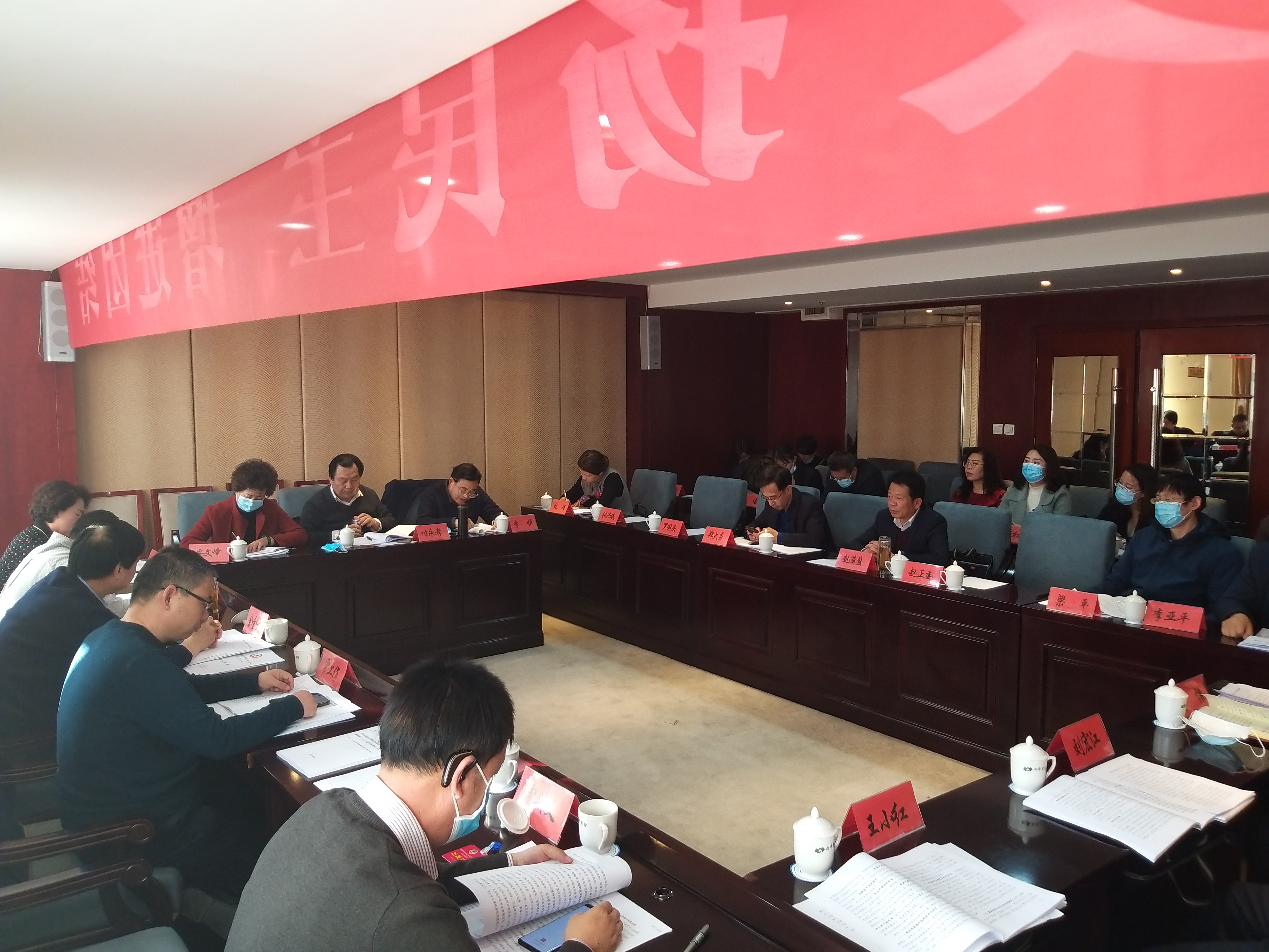 市政協(xié)委員繼續(xù)分組討論市委書記講話和相關(guān)報告。
