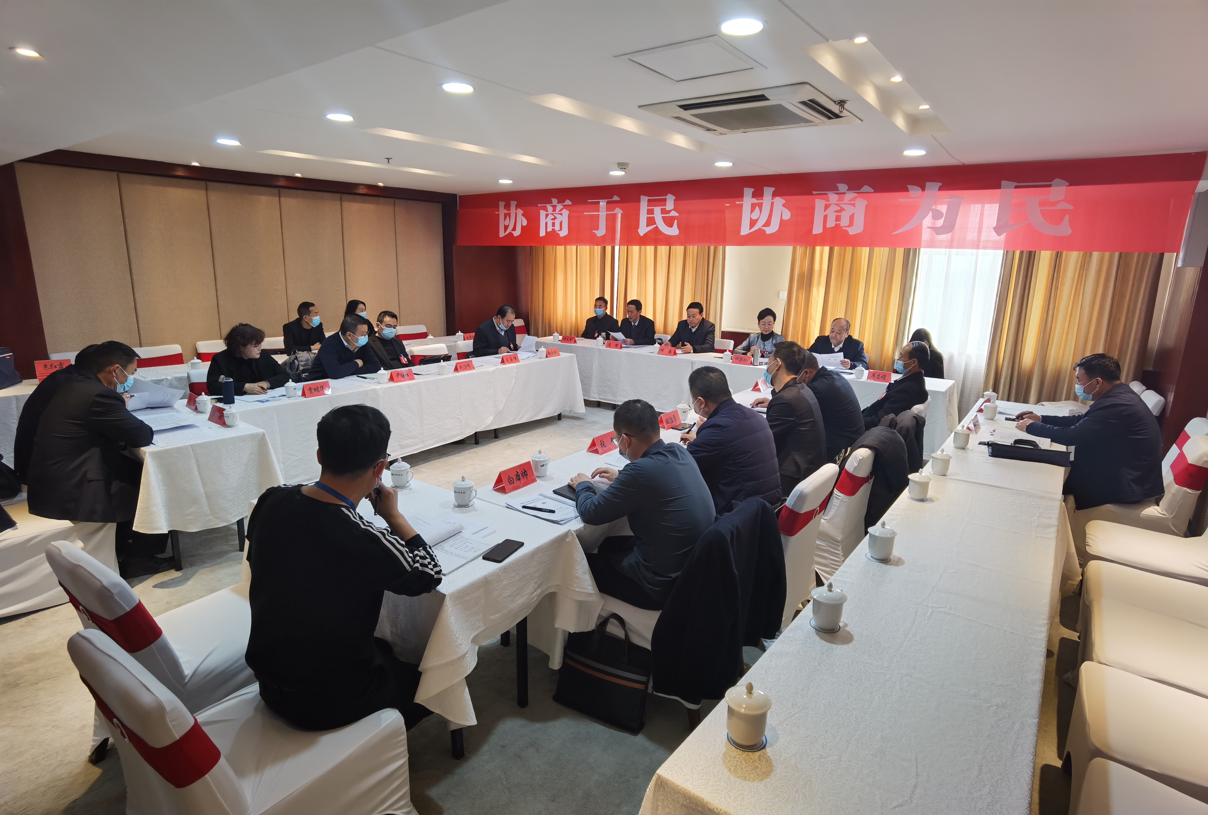 市政協(xié)委員繼續(xù)分組討論市委書記講話和相關(guān)報告。