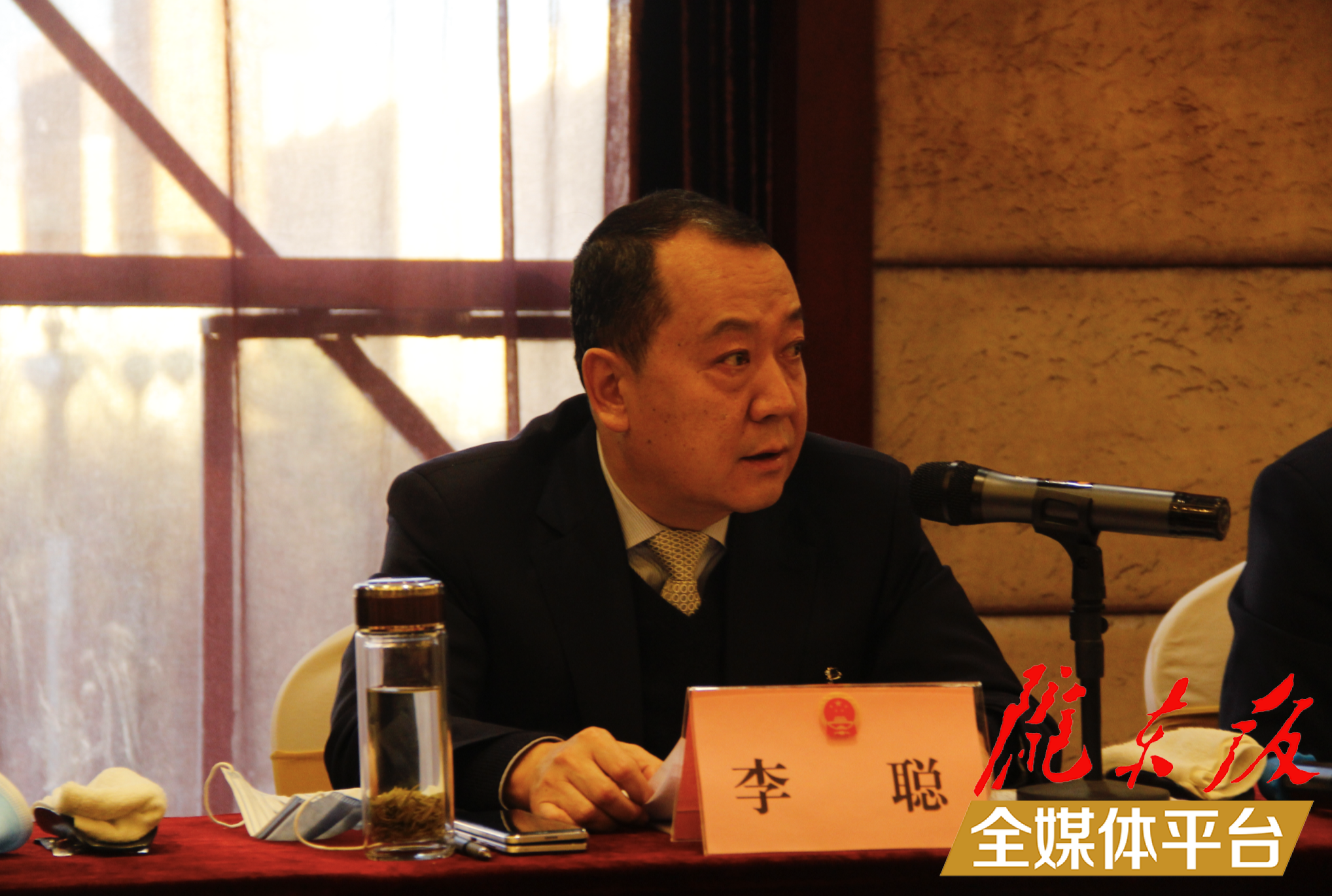 慶陽市人大代表審議市人大常委會和市“法檢”兩院工作報(bào)告