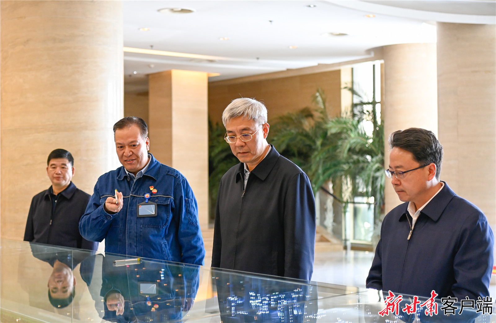 尹弘在慶陽(yáng)市調(diào)研指導(dǎo)工作時(shí)強(qiáng)調(diào)：立足資源稟賦打造特色產(chǎn)業(yè)集群，奮發(fā)有為推動(dòng)革命老區(qū)振興發(fā)展