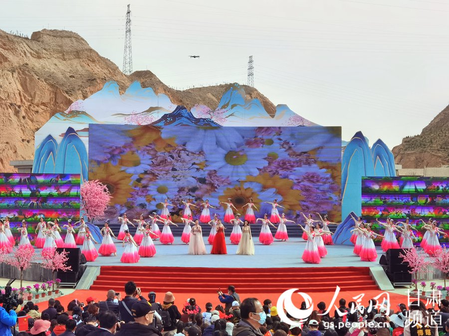 第38屆蘭州桃花旅游節(jié)開幕式上的舞蹈表演。 人民網(wǎng) 高翔攝