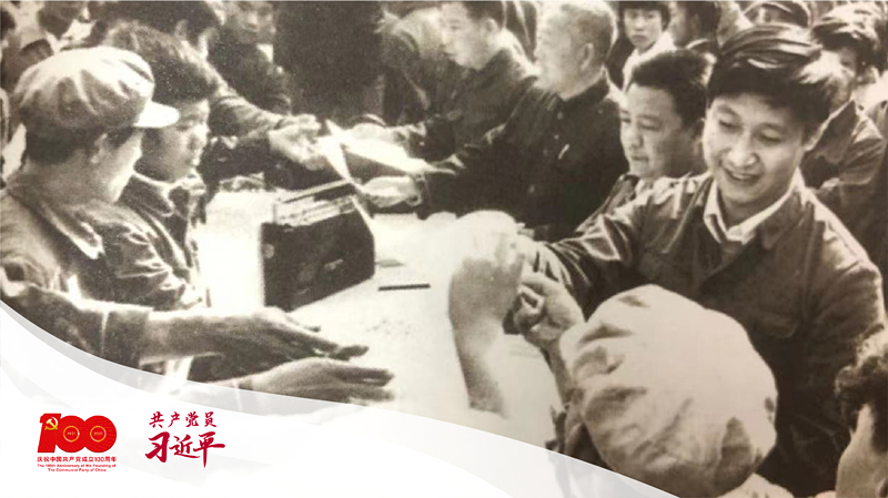 習(xí)近平帶領(lǐng)縣委工作人員在正定接頭發(fā)放《民意調(diào)查表》。 （圖片來(lái)源于《習(xí)近平在正定》）