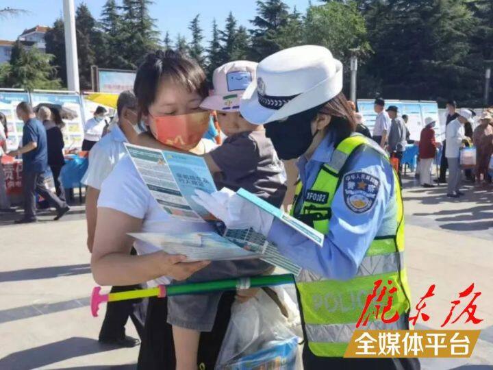 【創(chuàng)建全國文明城市·我們在行動】西峰公安交警強化“一老一小”宣傳，筑牢交通安全防線