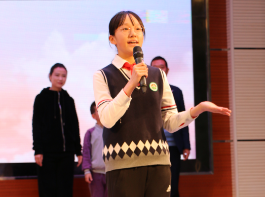 【新時(shí)代慶陽好少年·辛佳?！坑眯袆泳`放光彩