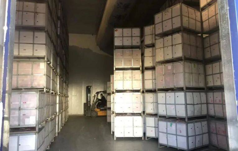 恒溫保鮮冷藏庫里存放的裝滿蘋果的果筐。