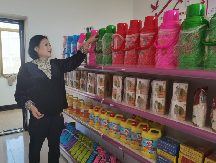 西峰區(qū)后官寨鎮(zhèn)帥堡村“巾幗家美積分超市”工作人員在整理物品。 通訊員 翟娜娜 攝