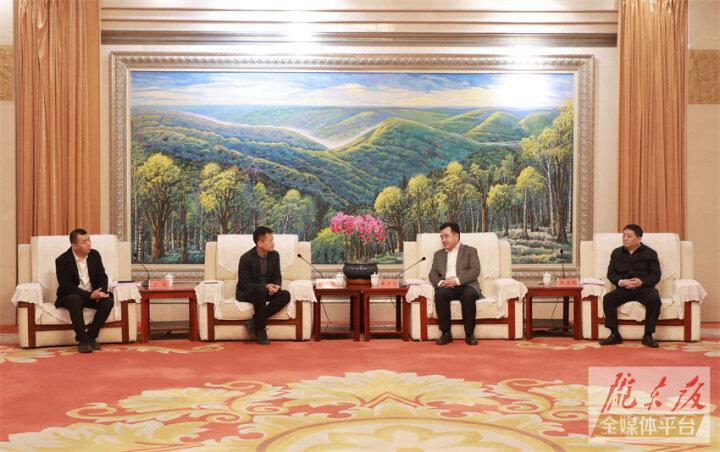 黃澤元周繼軍與阿里巴巴集團(tuán)副總裁、阿里云全球銷(xiāo)售總裁蔡英華一行座談