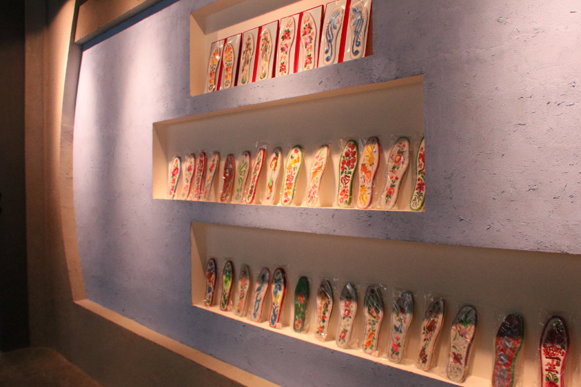 莊子峁生態(tài)農(nóng)莊農(nóng)耕文化展示廳內(nèi)展示的手工刺繡鞋墊。