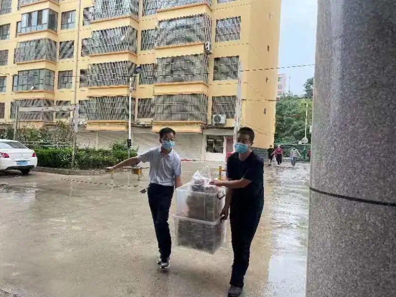 看到路邊的醫(yī)護(hù)人員，鎮(zhèn)原這對(duì)80后夫妻果斷做了一個(gè)決定！