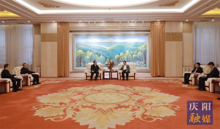 黃澤元與長(zhǎng)慶油田分公司執(zhí)行董事、黨委書記李戰(zhàn)明和總經(jīng)理、黨委副書記余浩杰一行座談