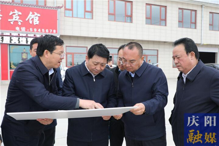 周繼軍在華池縣慶城縣調(diào)研時強(qiáng)調(diào) 弘揚南梁精神 汲取奮進(jìn)力量 全力以赴抓落實謀發(fā)展促振興
