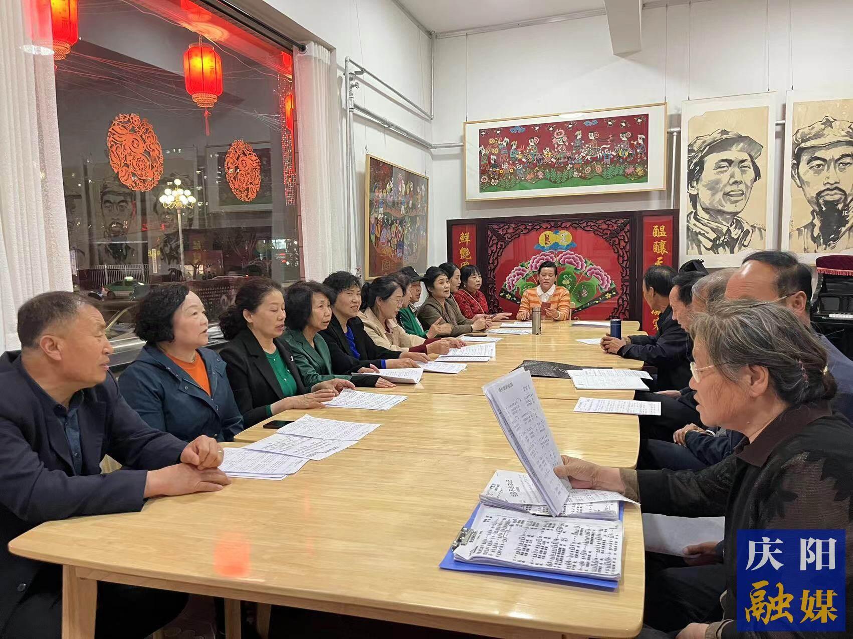 華池縣文化館民歌合唱團(tuán)的成員在練習(xí)隴東民歌。