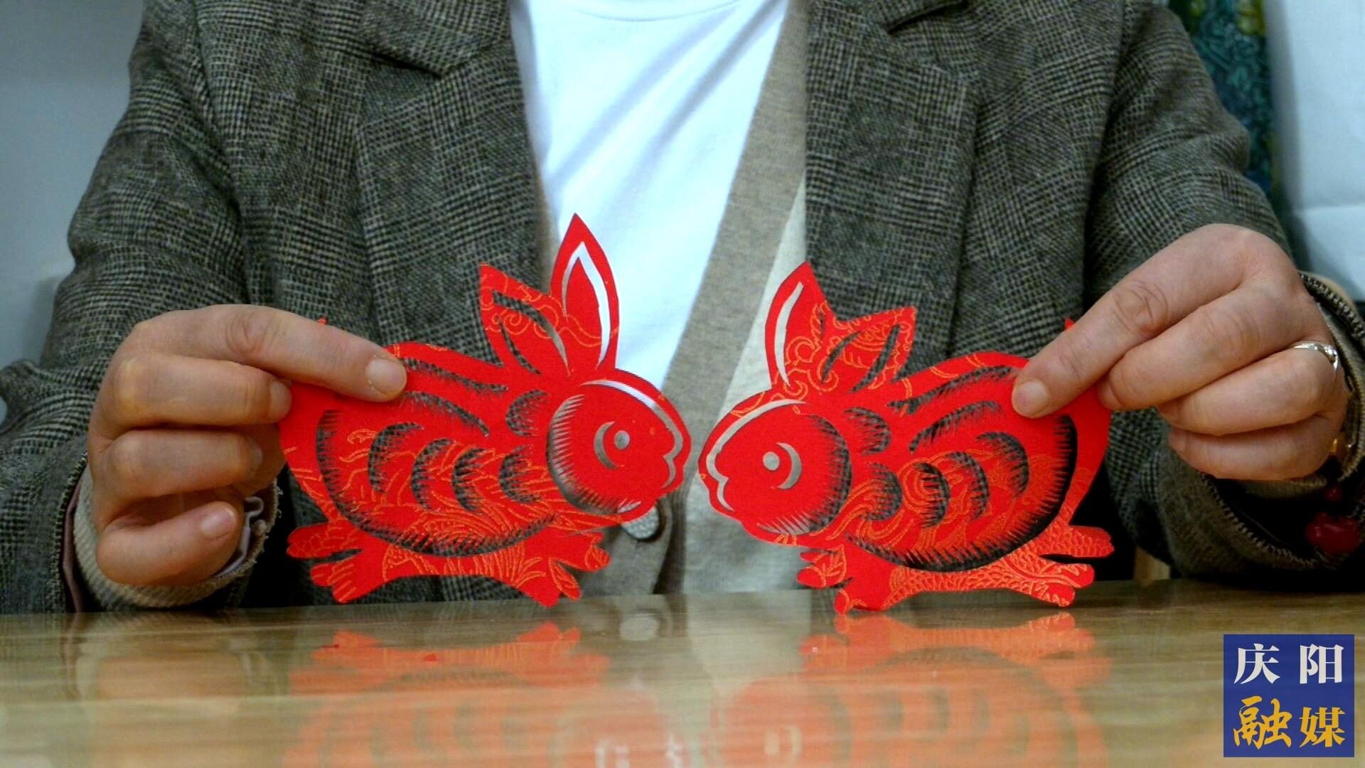 華池縣文化館非遺工坊的手藝人創(chuàng)作的剪紙。 通訊員 雷彩利 攝