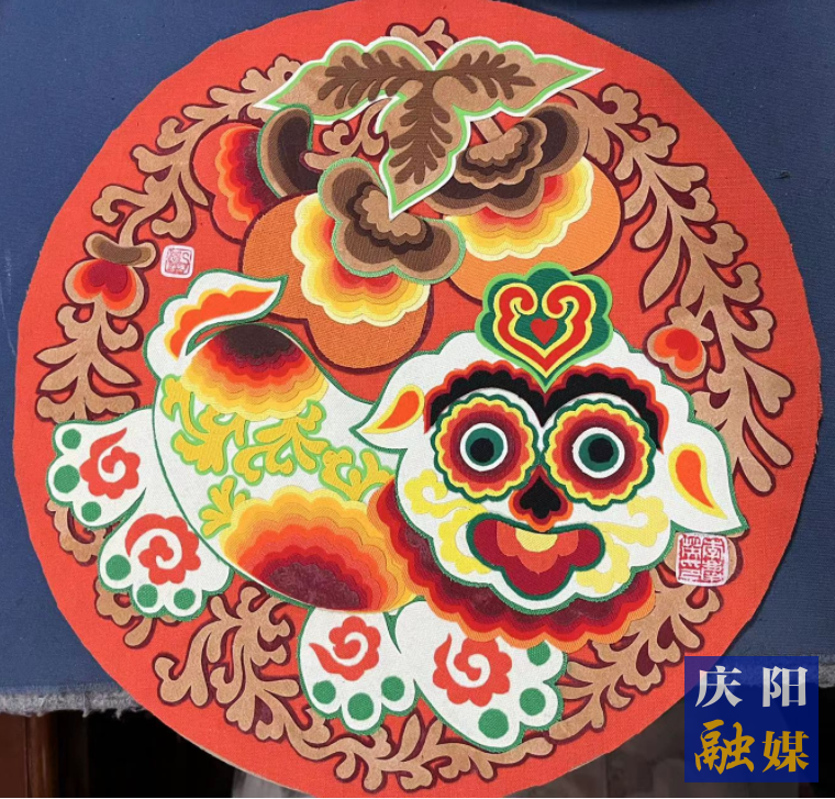 李慶英創(chuàng)作的布貼畫作品。