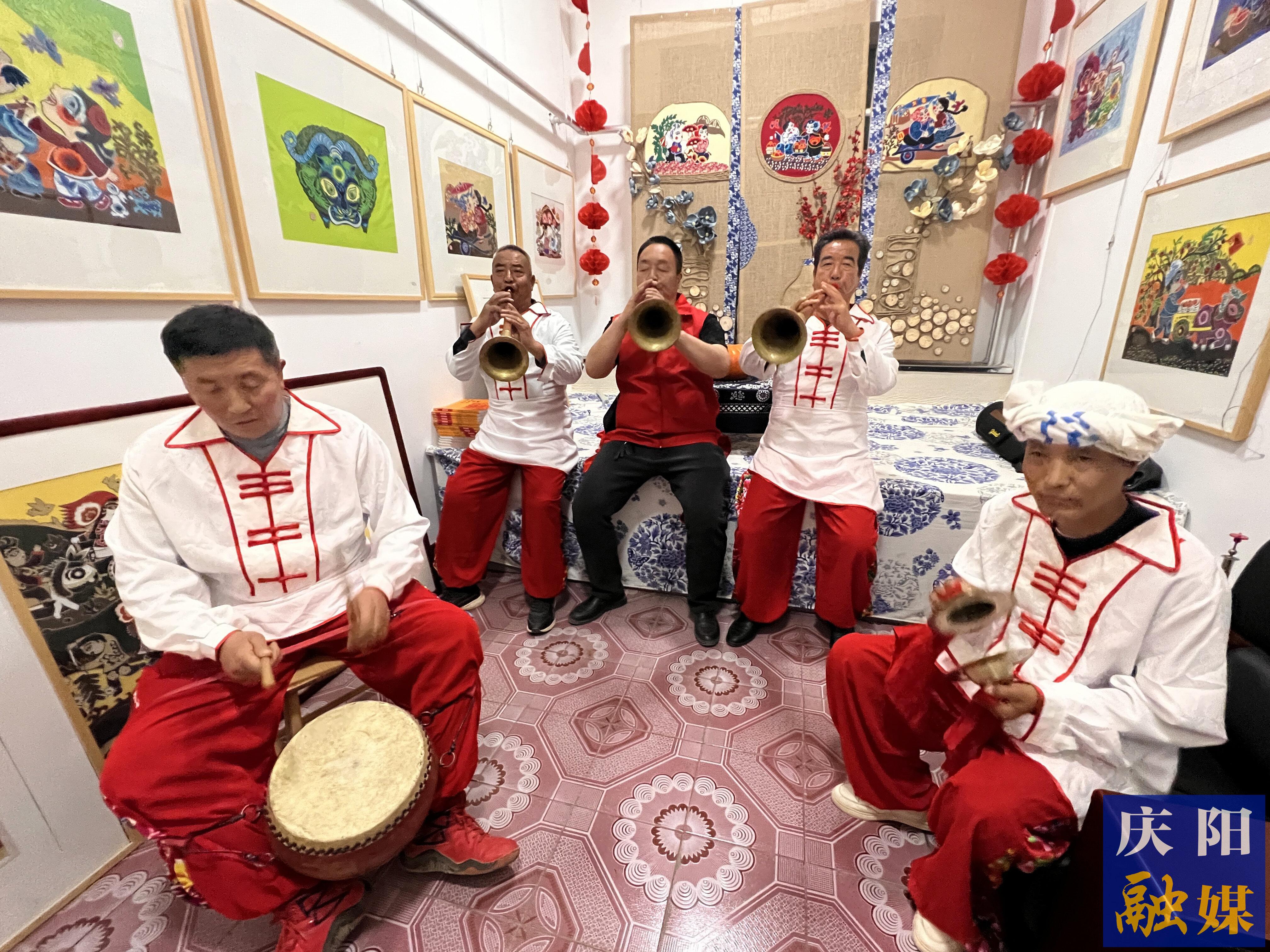 高小兵（左三）和同伴在練習(xí)吹嗩吶。