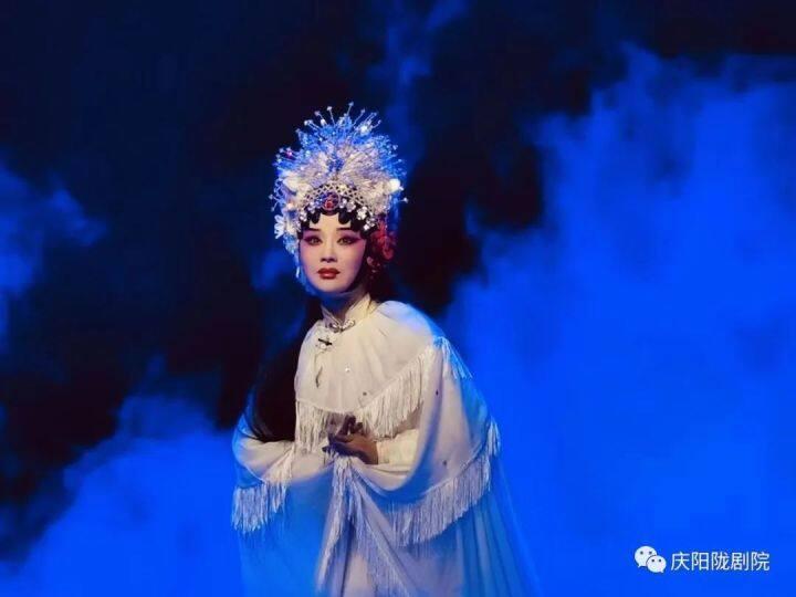 慶陽隴劇院優(yōu)秀青年演員舒朵朵榮獲第六屆中國(guó)黃河流域戲劇紅梅大賽秦腔金獎(jiǎng)榜首