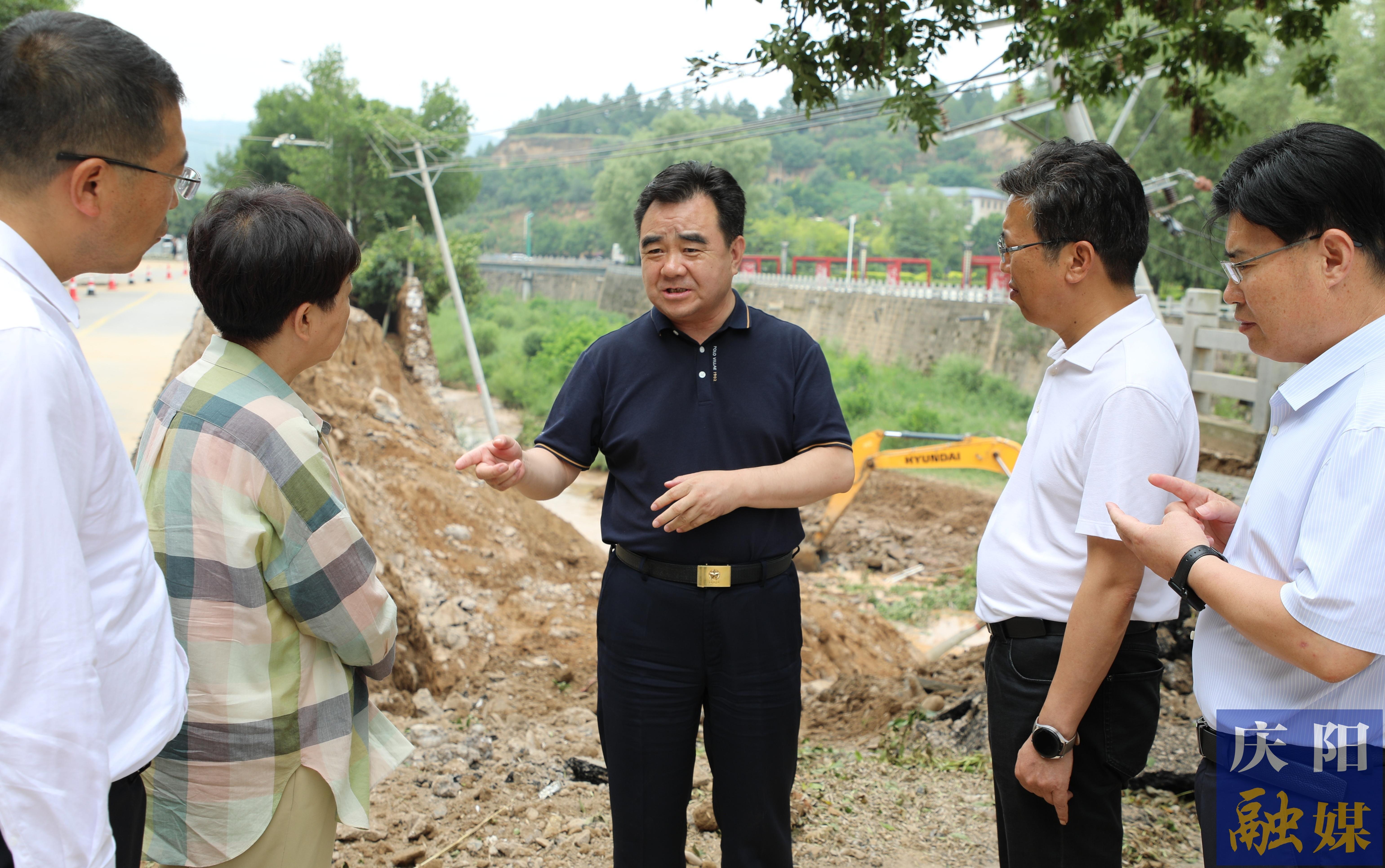 黃澤元在寧縣調研察看雨后受災和救災工作時強調 最大限度降低洪澇災害損失 盡快恢復群眾生產(chǎn)生活秩序