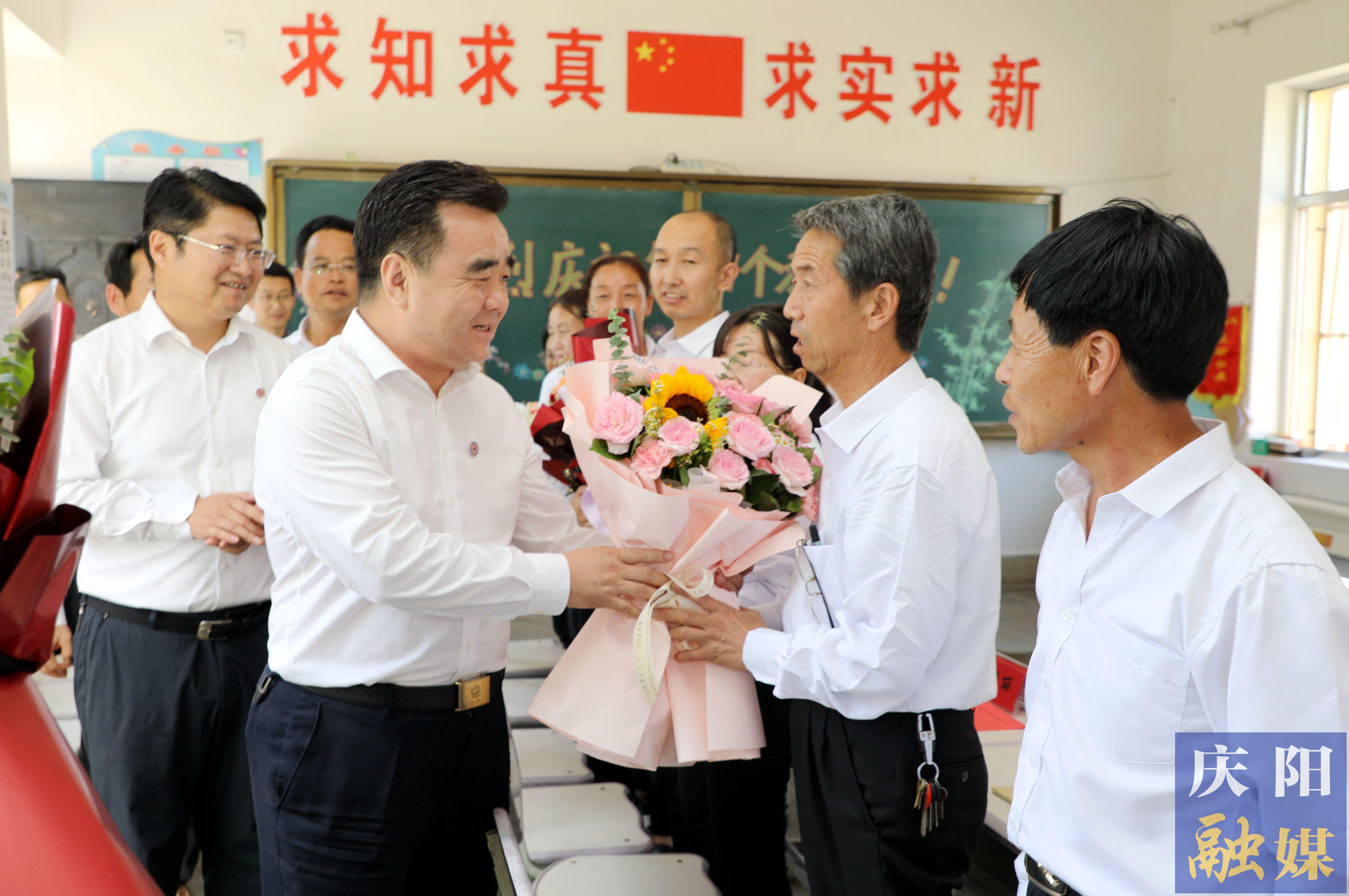 黃澤元在鎮(zhèn)原縣屯字鎮(zhèn)田嶺小學(xué)走訪慰問(wèn)一線教師 勉勵(lì)大家擔(dān)當(dāng)教育使命，當(dāng)好美麗園丁，引領(lǐng)鄉(xiāng)村文化，努力培養(yǎng)德智體美勞全面發(fā)展的社會(huì)主義建設(shè)者和接班人