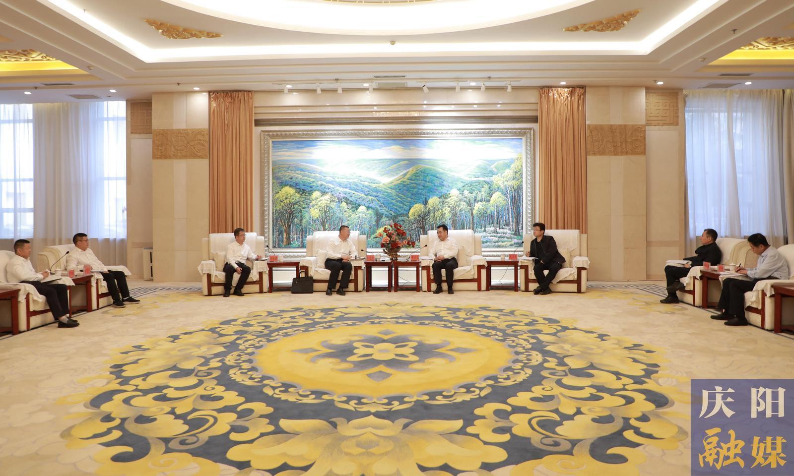 黃澤元與玉門油田分公司執(zhí)行董事、黨委書記來進(jìn)和一行座談
