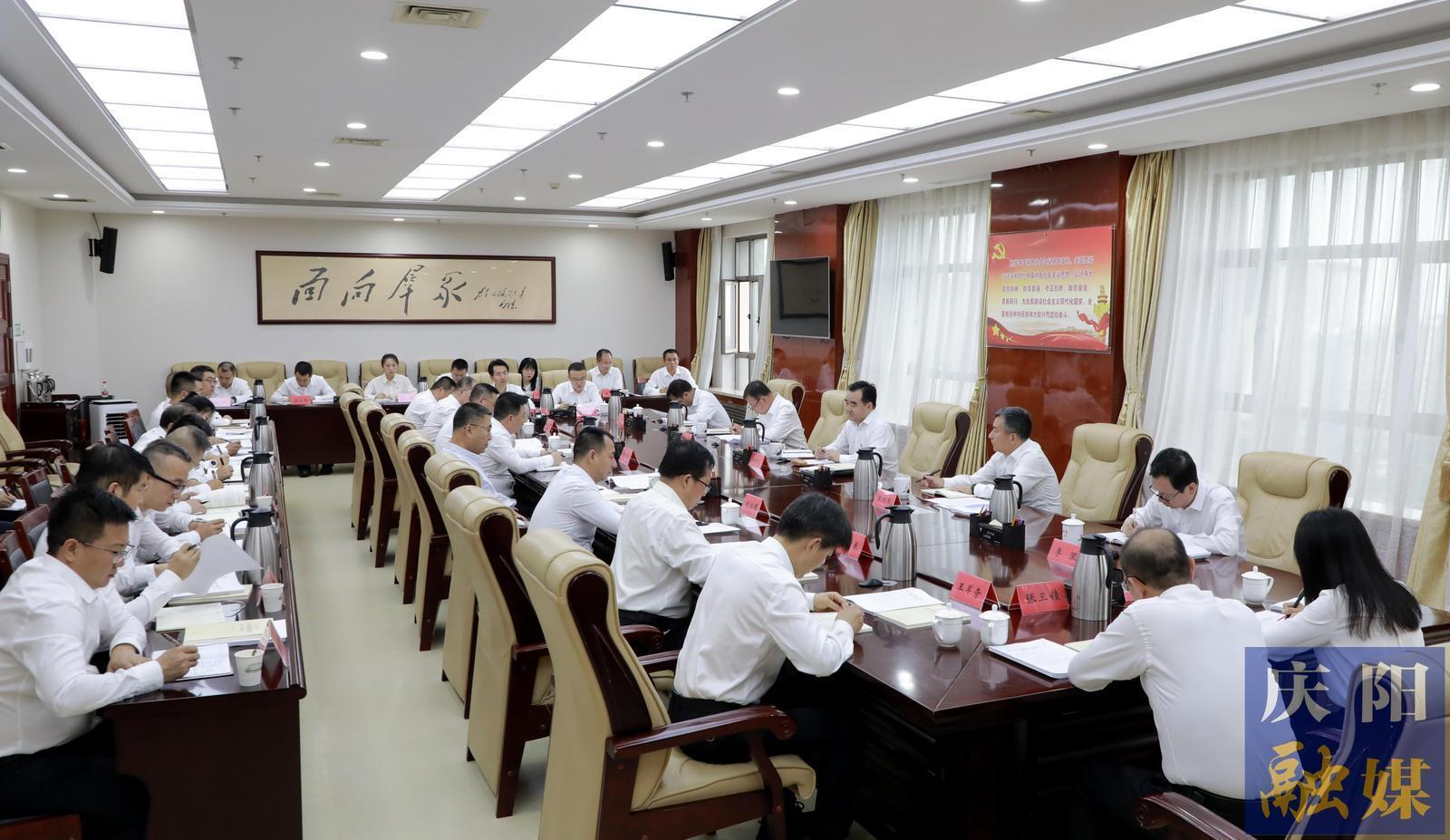 黃澤元在市委辦公室黨總支講專題黨課 勉勵全體黨員在知紀明紀上下功夫，在增強自覺上常修煉，在工作質(zhì)量上見實效，切實把黨紀學(xué)習(xí)教育成效轉(zhuǎn)化為擔(dān)當作為、干事創(chuàng)業(yè)的強大動力