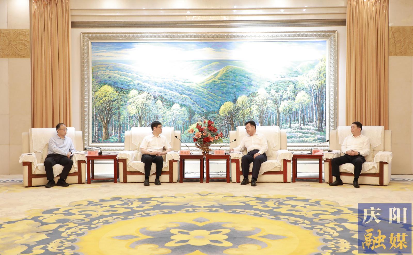 黃澤元與華電煤業(yè)集團(tuán)黨委書記、董事長(zhǎng)杜將武一行座談