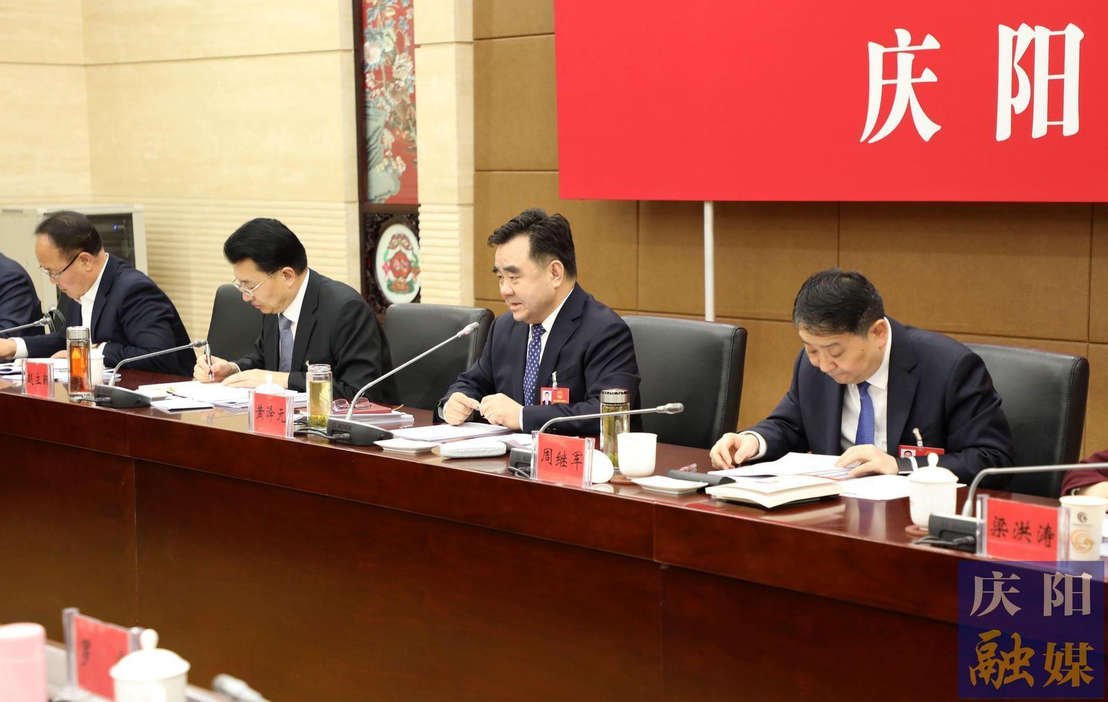黃澤元在審議省政府工作報告時說 以實干實績奮力推動革命老區(qū)高質(zhì)量發(fā)展 以慶陽一域之進為全省發(fā)展大局多作貢獻(xiàn)