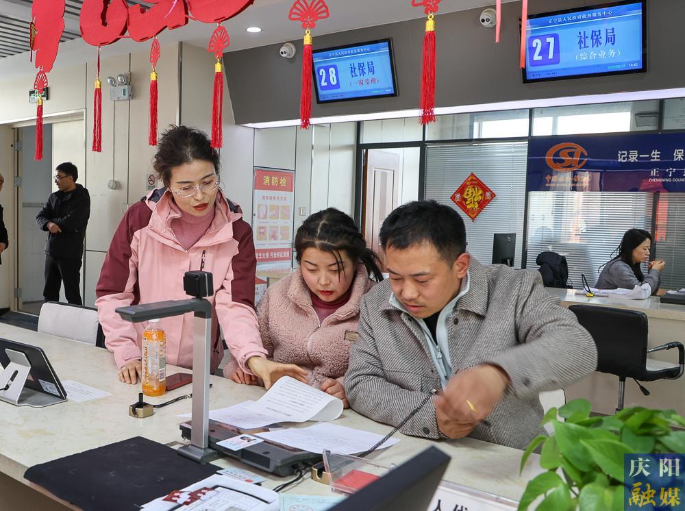 【攝影報(bào)道】正寧縣“小寧幫辦”：政務(wù)服務(wù)新亮點(diǎn)，提升群眾滿意度