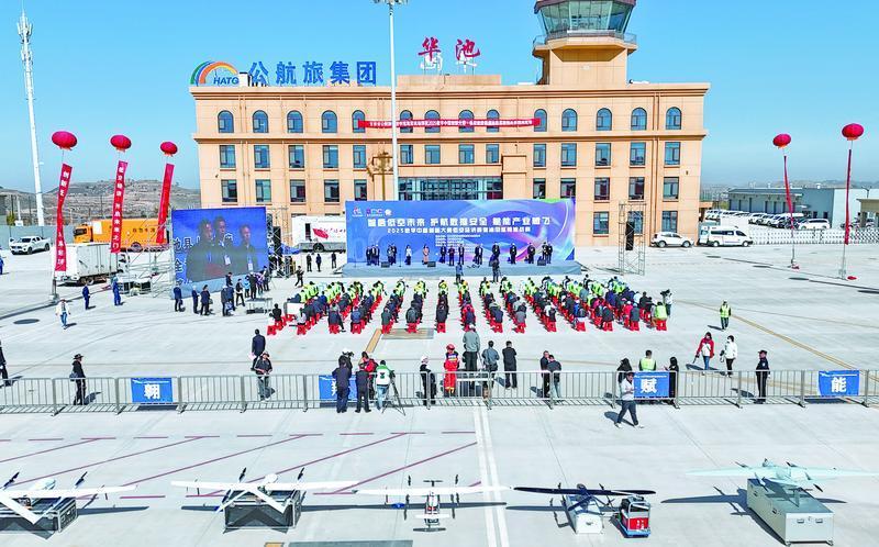 2025數(shù)字中國創(chuàng)新大賽·低空經(jīng)濟賽道·特別報道丨無人機秒變“巡檢尖兵”！全國首次油田巡檢挑戰(zhàn)賽在慶陽舉行
