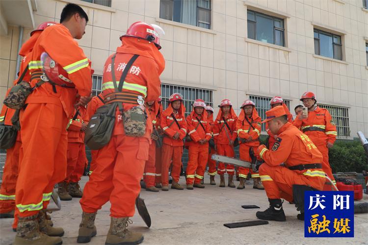 【攝影報道】前置駐防練兵 構(gòu)建防火前哨——慶陽80名森林消防指戰(zhàn)員進駐子午嶺林區(qū)開展聯(lián)防帶訓