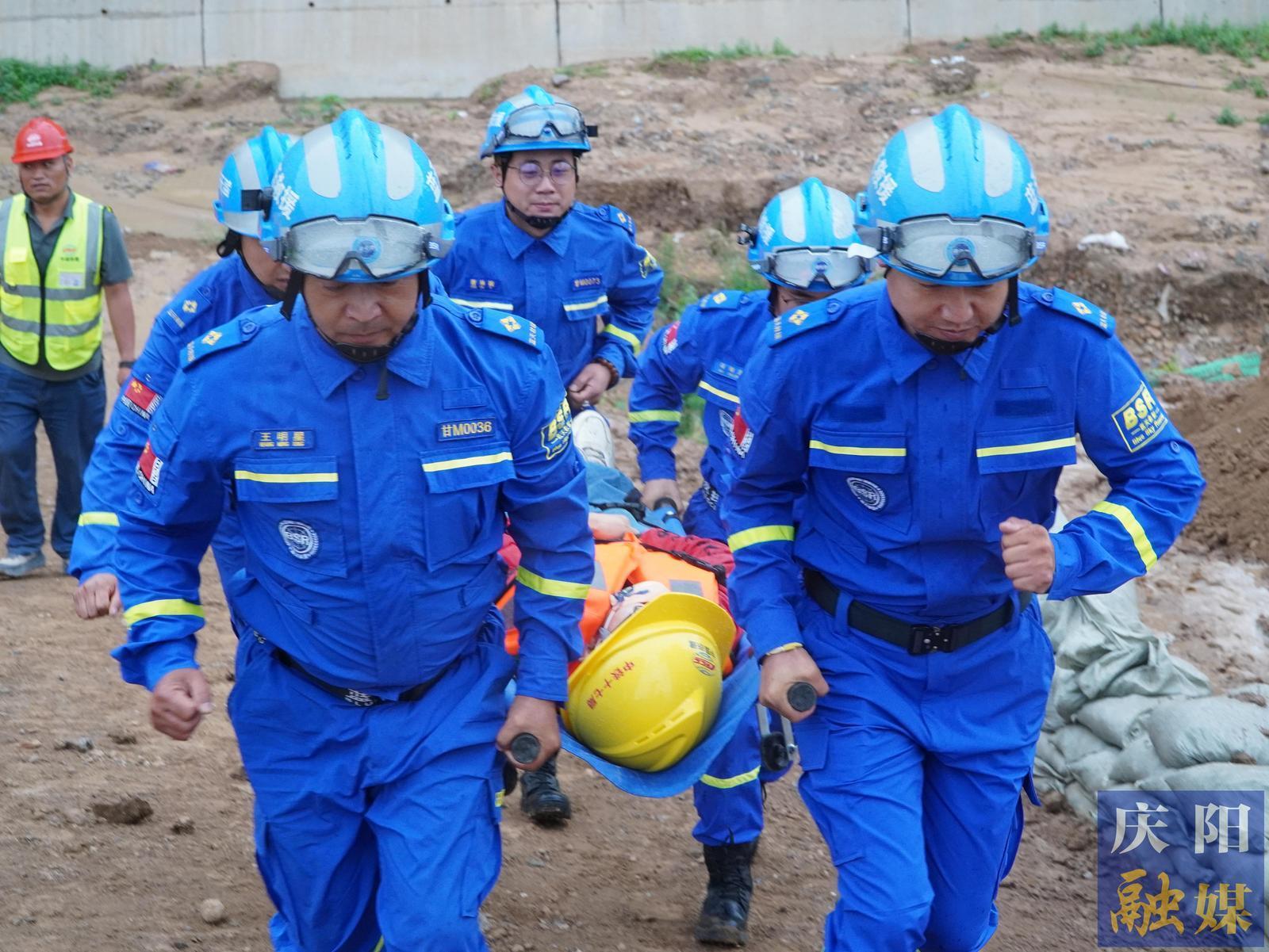 以“練”筑防 護(hù)航項(xiàng)目建設(shè)——G244線慶陽(yáng)過(guò)境段公路工程項(xiàng)目開(kāi)展2025年度綜合應(yīng)急演練