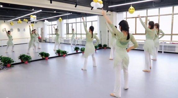 歷經(jīng)十余載風(fēng)雨兼程，夢(mèng)玉女子藝術(shù)團(tuán)在各界關(guān)懷下茁壯成長(zhǎng)