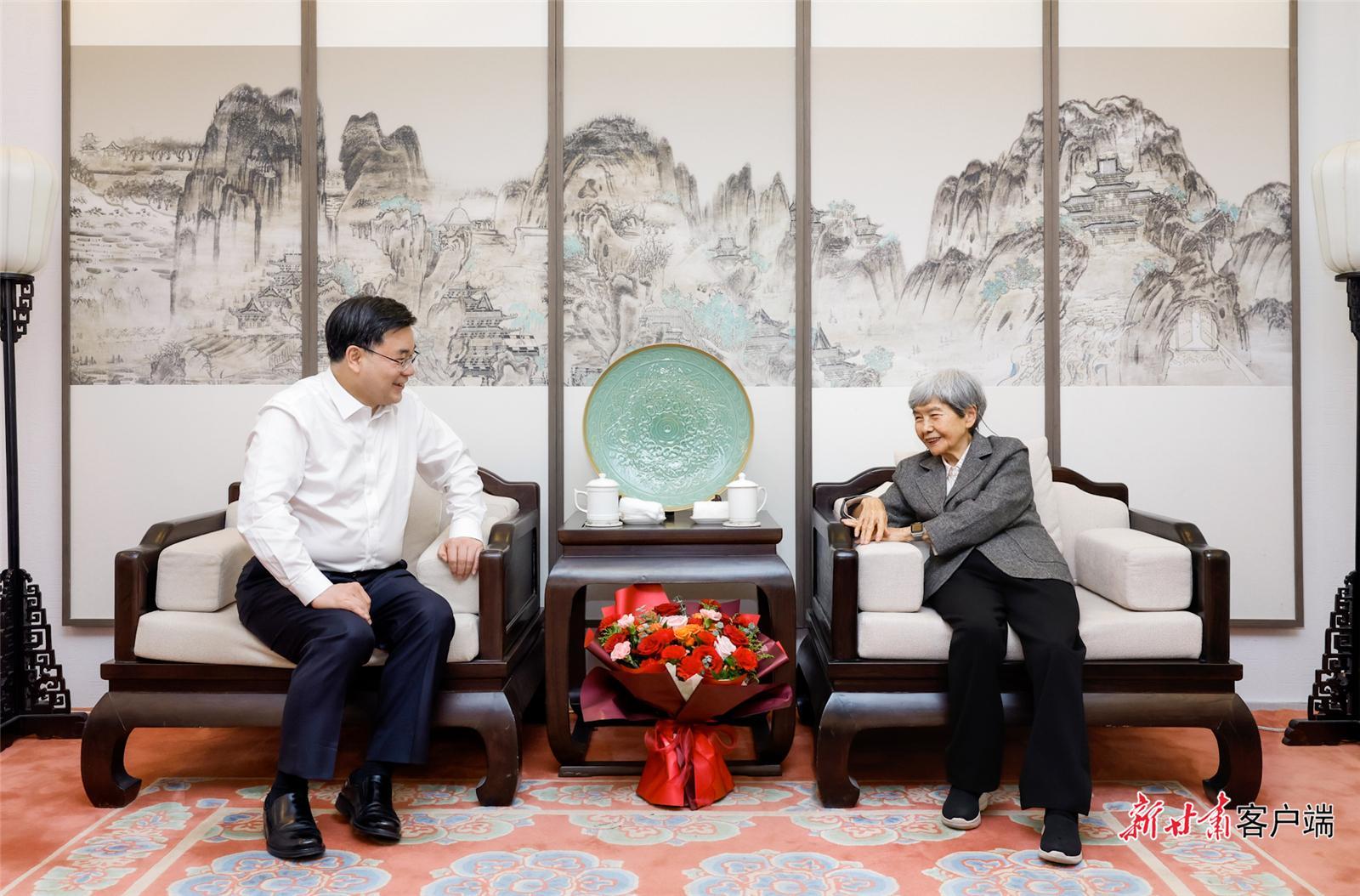 胡昌升看望慰問敦煌研究院名譽(yù)院長樊錦詩